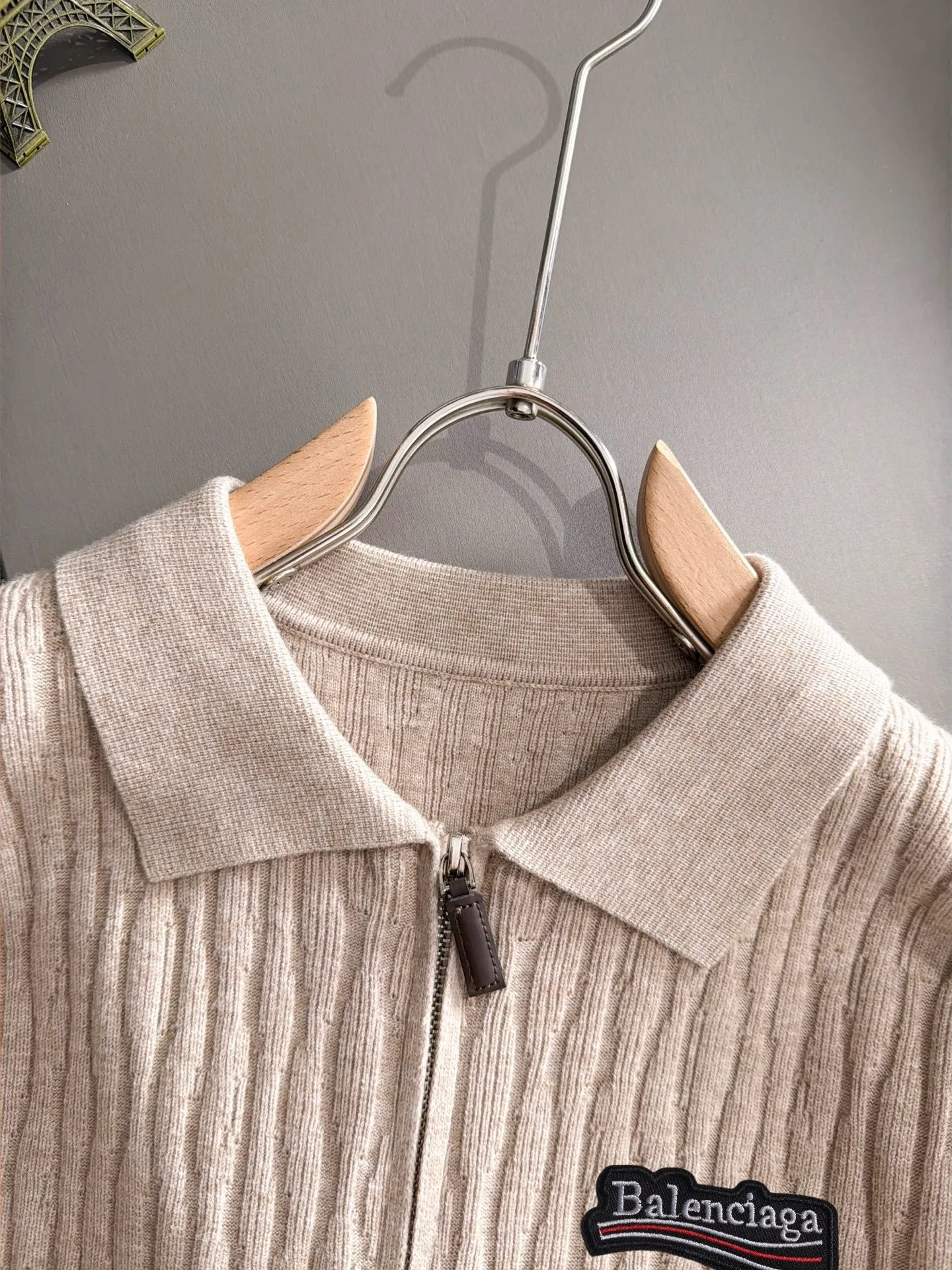 The latest knitted sweater jackets from Balenciaga’s official autumn/winter 2026 website are now on sale at the counter for Hot Sale! Specially made of wool blended fabric. It feels comfortable and can be directly in contact with the skin. The logo badge is exquisitely embroidered, which is extremely eye-catching! The details highlight the fashionable charm of big brands. Exquisite workmanship. Three-dimensional cutting style. The wearing effect is invincible and handsome! All three standards are complete! Sizes:M-3XL